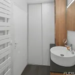 Spacious One-bedroom Just 1 Minute Walk From Montparnasse Train דירה פריז