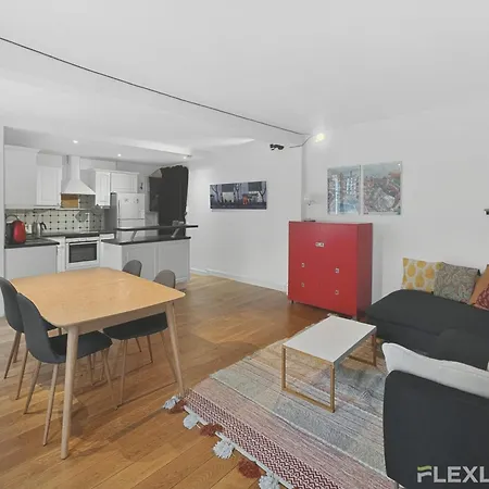 Spacious One-bedroom Just 1 Minute Walk From Montparnasse Train *