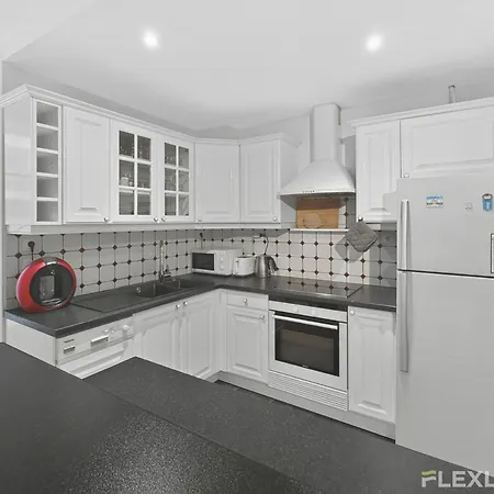 Spacious One-bedroom Just 1 Minute Walk From Montparnasse Train דירה פריז