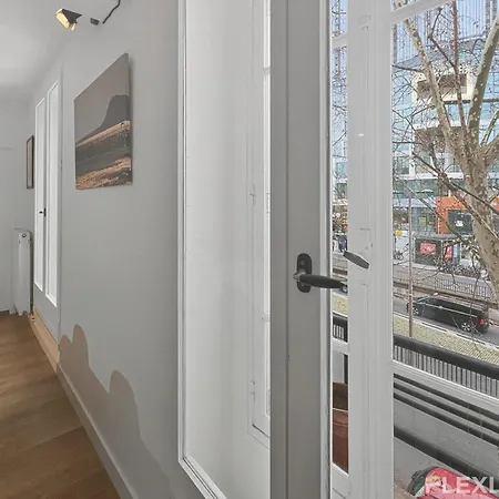 Spacious One-bedroom Just 1 Minute Walk From Montparnasse Train * פריז