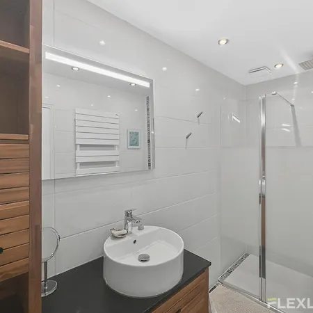 아파트 Spacious One-bedroom Just 1 Minute Walk From Montparnasse Train 파리