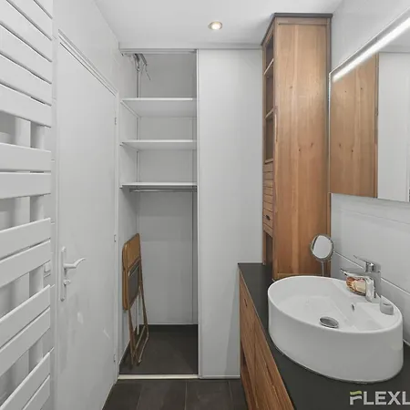 Spacious One-bedroom Just 1 Minute Walk From Montparnasse Train