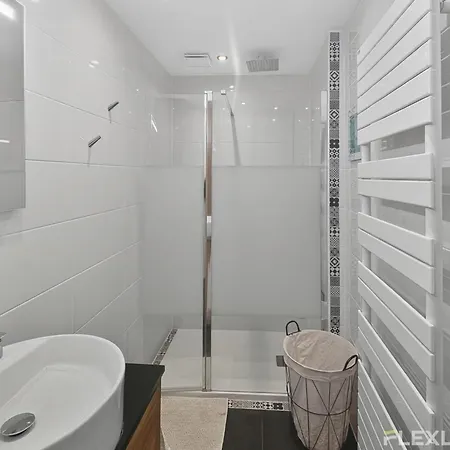 Spacious One-bedroom Just 1 Minute Walk From Montparnasse Train 아파트 파리