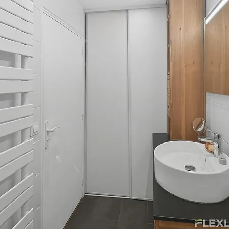 Spacious One-bedroom Just 1 Minute Walk From Montparnasse Train 아파트 파리