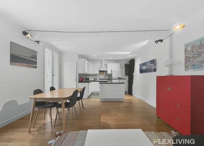 Spacious One-bedroom Just 1 Minute Walk From Montparnasse Train דירה