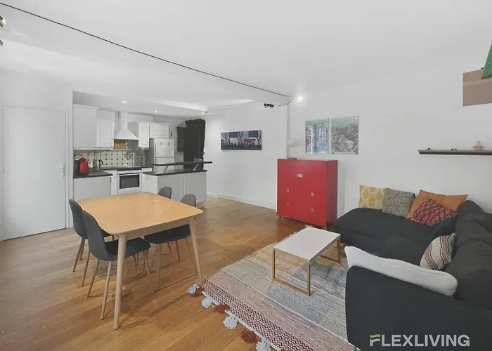 Spacious One-bedroom Just 1 Minute Walk From Montparnasse Train *