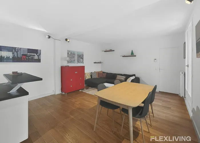 Spacious One-bedroom Just 1 Minute Walk From Montparnasse Train דירה