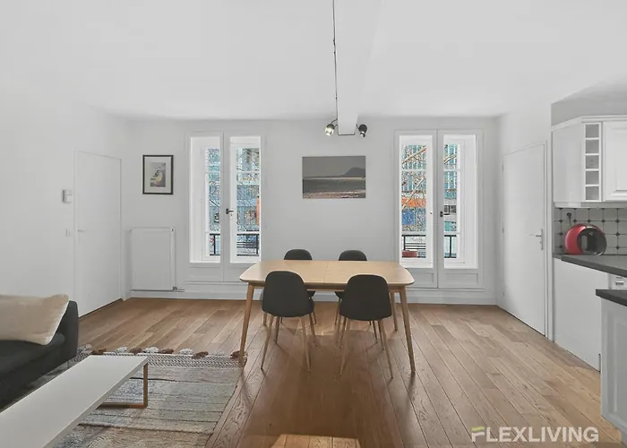 Spacious One-bedroom Just 1 Minute Walk From Montparnasse Train פריז
