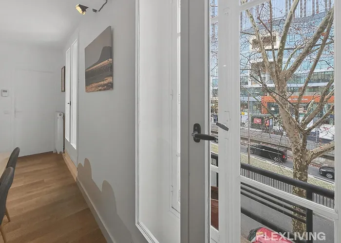 Spacious One-bedroom Just 1 Minute Walk From Montparnasse Train * פריז