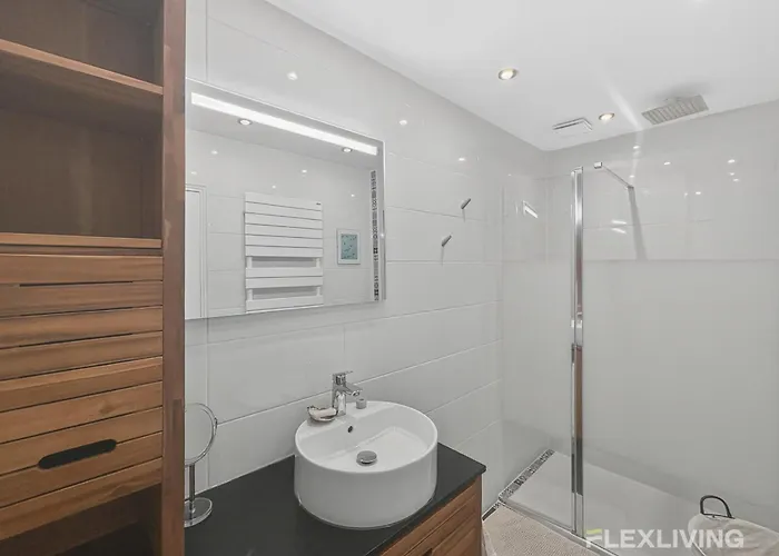 דירה Spacious One-bedroom Just 1 Minute Walk From Montparnasse Train פריז