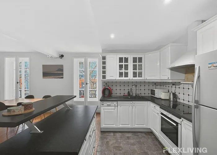 Spacious One-bedroom Just 1 Minute Walk From Montparnasse Train
