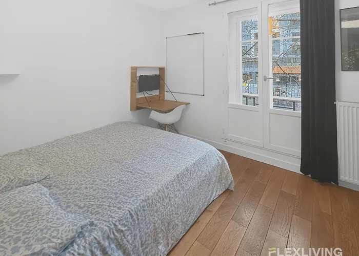 Spacious One-bedroom Just 1 Minute Walk From Montparnasse Train דירה *