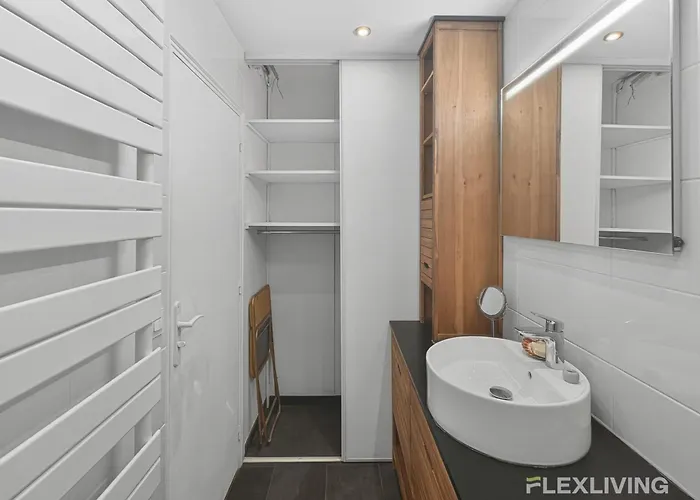 Spacious One-bedroom Just 1 Minute Walk From Montparnasse Train
