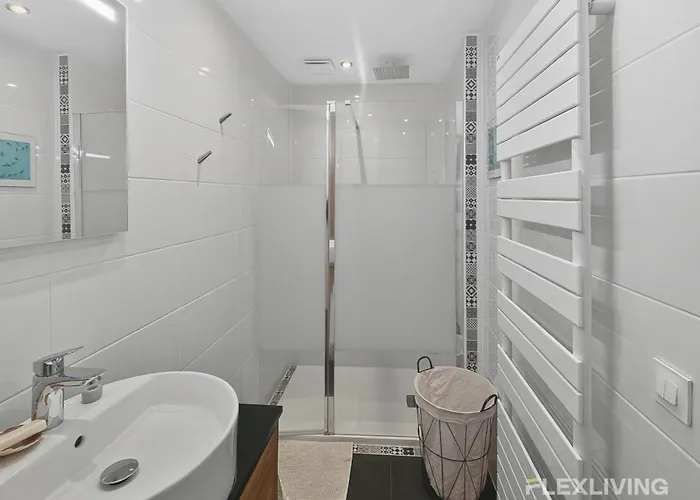 Spacious One-bedroom Just 1 Minute Walk From Montparnasse Train דירה פריז